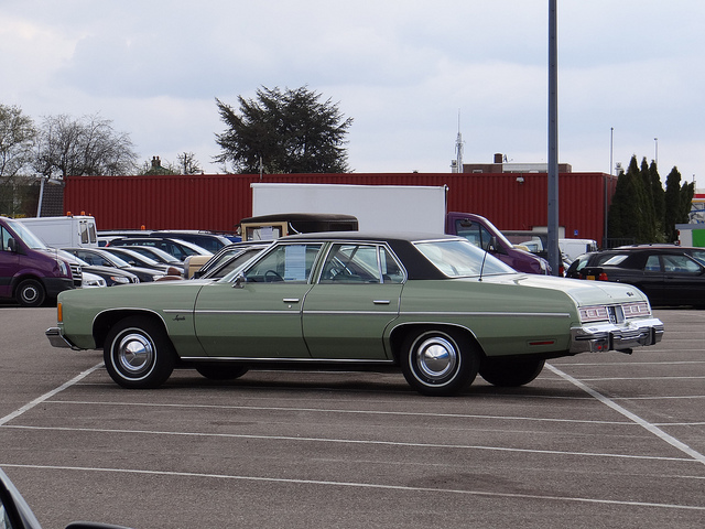 1976 Chevrolet Caprice Classic 4 portes sedan 7079798821_01dfd15a7c_z-vi