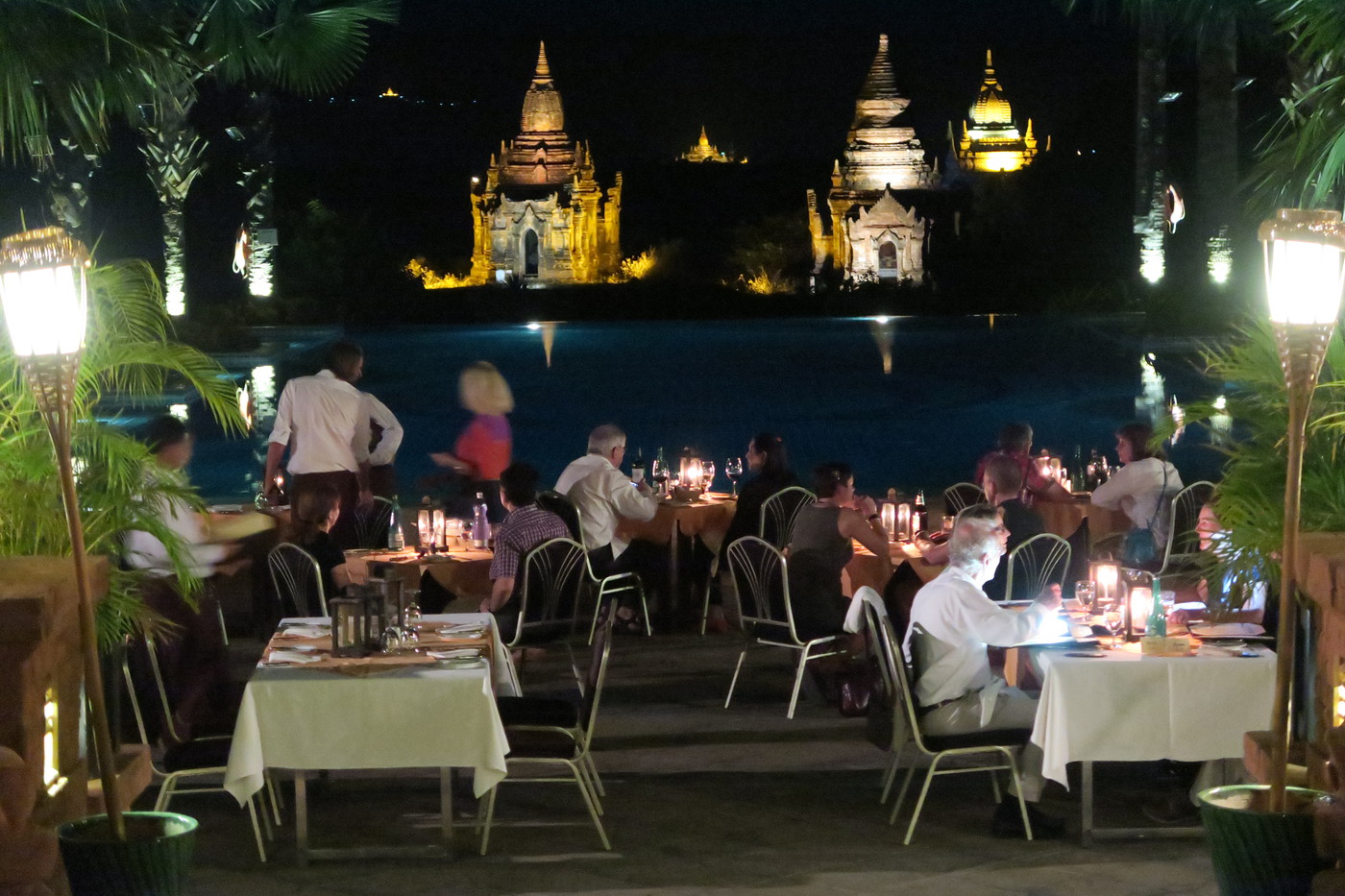 Um dos restaurantes do hotel, na beira da piscina e com a vista dos templos