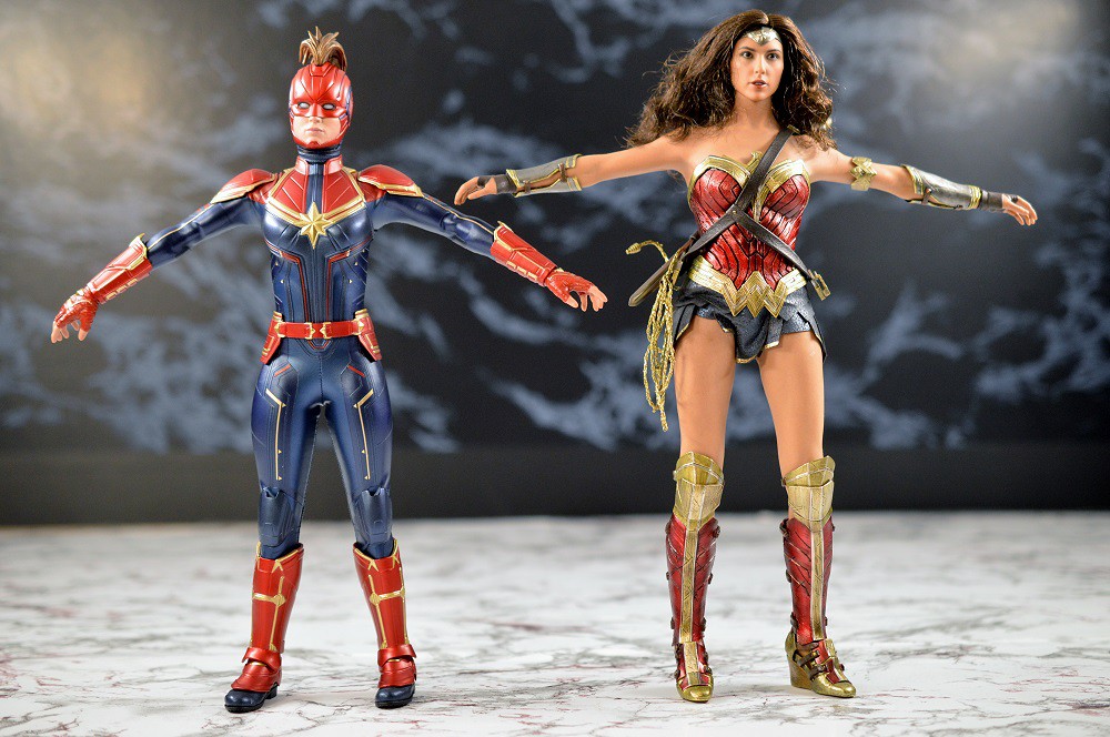  HOT TOYS Captain Marvel and Wonder Woman along with TBLeague Vampirella side by side comparison *PHOTO HEAVY* 2v2Hs9UAWxAChVk