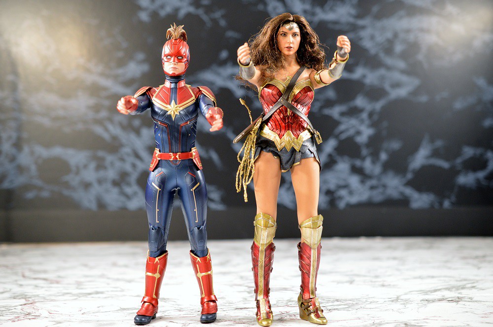  HOT TOYS Captain Marvel and Wonder Woman along with TBLeague Vampirella side by side comparison *PHOTO HEAVY* 2v2Hs9UCWxAChVk