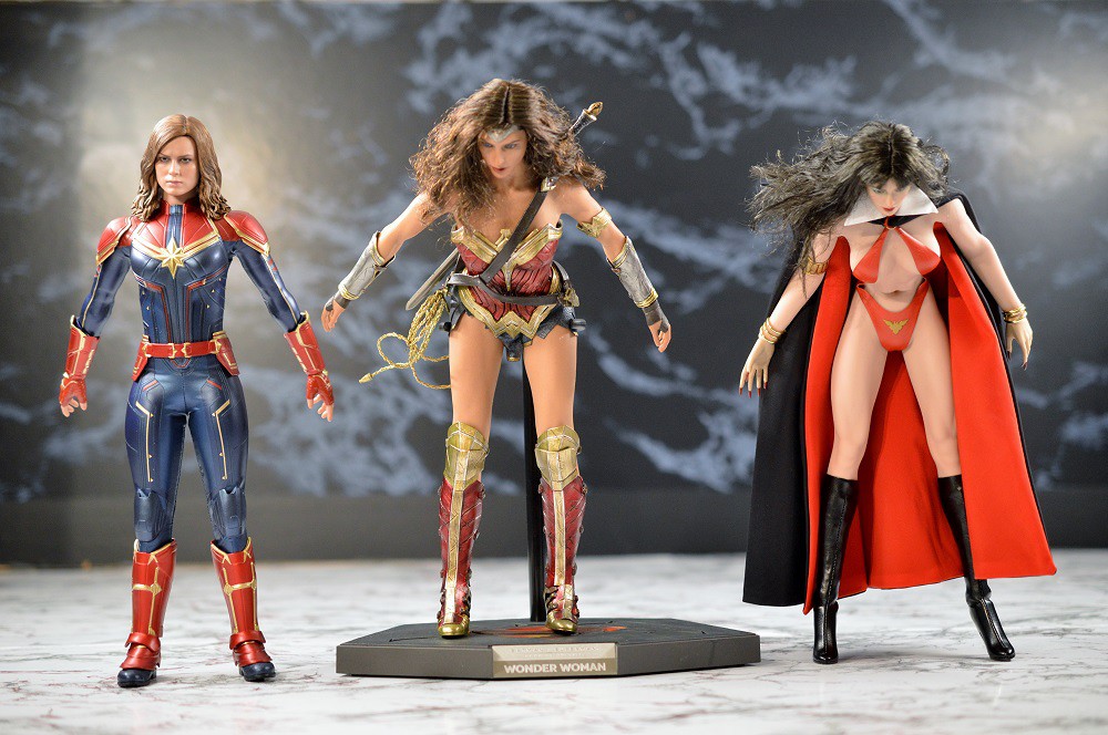  HOT TOYS Captain Marvel and Wonder Woman along with TBLeague Vampirella side by side comparison *PHOTO HEAVY* 2v2Hs9UF5xAChVk