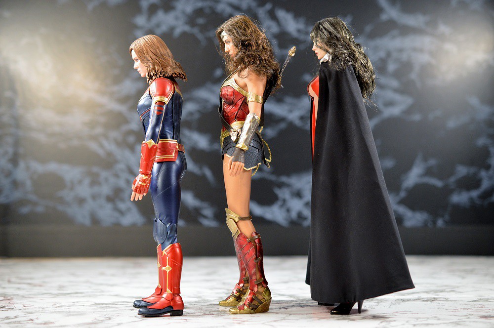  HOT TOYS Captain Marvel and Wonder Woman along with TBLeague Vampirella side by side comparison *PHOTO HEAVY* 2v2Hs9UGFxAChVk