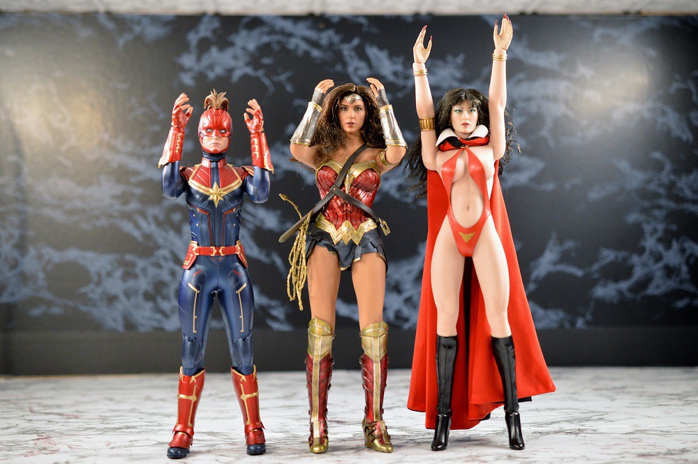  HOT TOYS Captain Marvel and Wonder Woman along with TBLeague Vampirella side by side comparison *PHOTO HEAVY* 2v2Hs9ULGxAChVk
