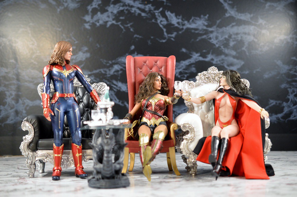  HOT TOYS Captain Marvel and Wonder Woman along with TBLeague Vampirella side by side comparison *PHOTO HEAVY* 2v2Hs9UNnxAChVk