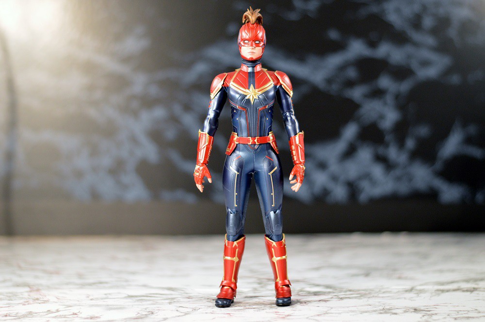  HOT TOYS Captain Marvel and Wonder Woman along with TBLeague Vampirella side by side comparison *PHOTO HEAVY* 2v2Hs9UcCxAChVk