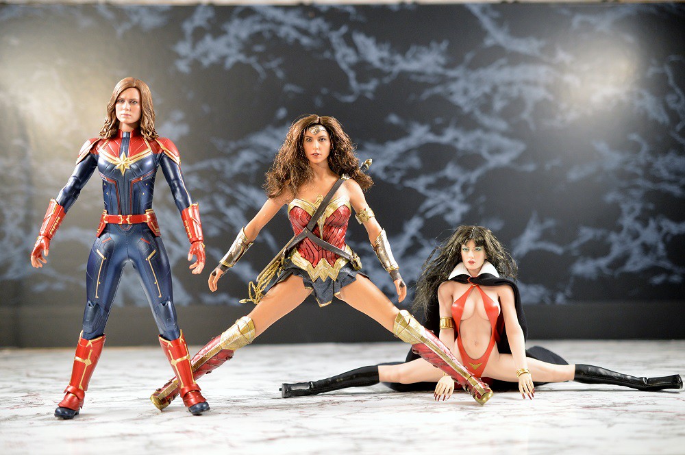  HOT TOYS Captain Marvel and Wonder Woman along with TBLeague Vampirella side by side comparison *PHOTO HEAVY* 2v2Hs9UdNxAChVk