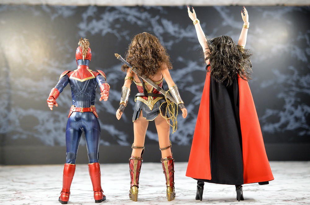  HOT TOYS Captain Marvel and Wonder Woman along with TBLeague Vampirella side by side comparison *PHOTO HEAVY* 2v2Hs9UgnxAChVk