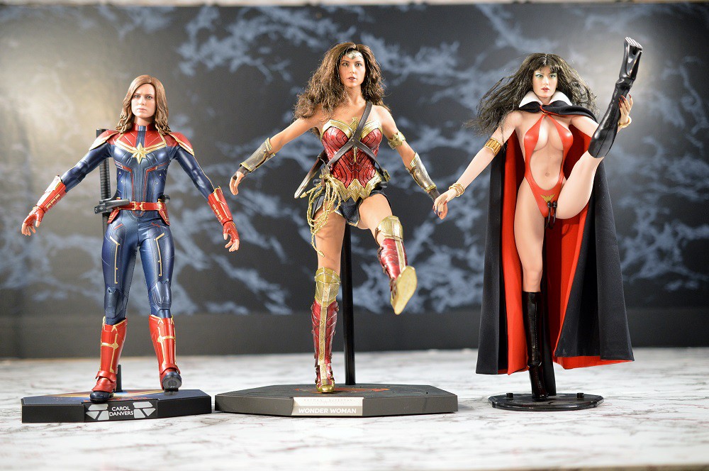  HOT TOYS Captain Marvel and Wonder Woman along with TBLeague Vampirella side by side comparison *PHOTO HEAVY* 2v2Hs9UyWxAChVk